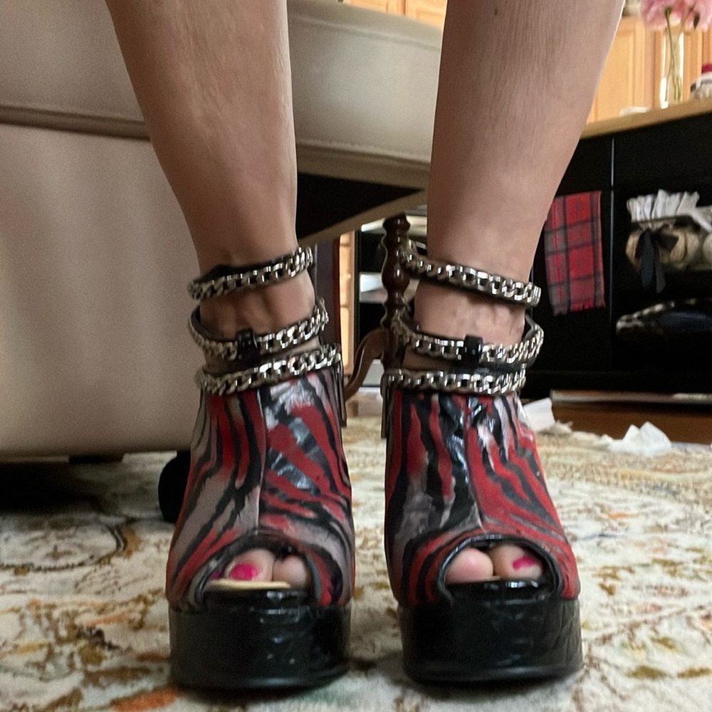 Dollhouse Tish MultiColor 5” heels, size 6, great condition